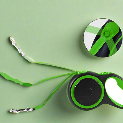 Le MaxLeash™ - Vert est un distributeur de ruban adhésif rétractable vert et noir comprenant deux rubans de mesure verts avec des pinces crocodiles en métal, présentés étendus sur une surface vert clair.