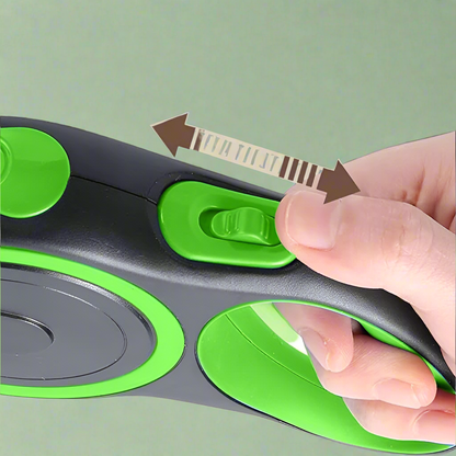 Une main fait glisser un interrupteur vert sur le MaxLeash™ - Vert, un dispositif noir et vert, tandis qu'une flèche à double tête au-dessus indique un mouvement de va-et-vient.