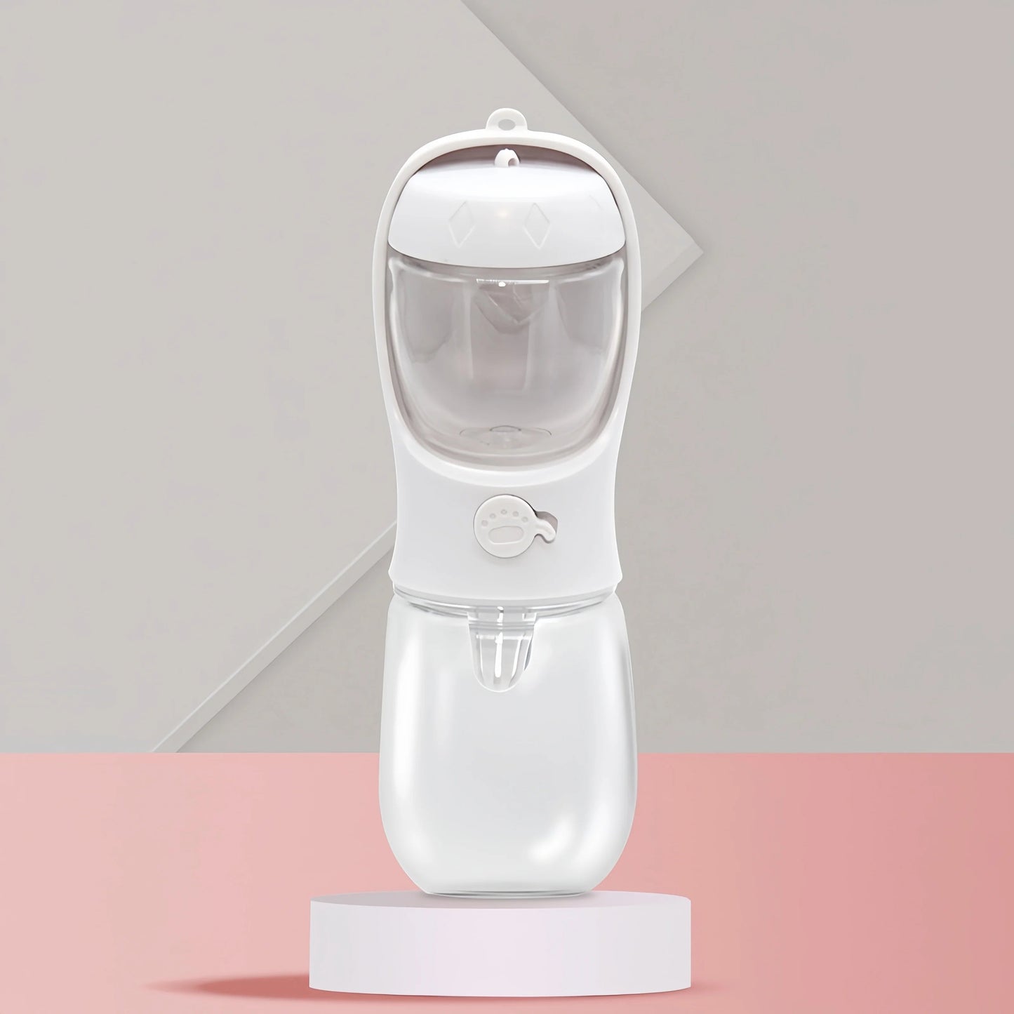 Le Gourde Chien Promenade 2-en-1 | HydroSnack™ - Eau & Nourriture Partout est une bouteille d'eau portable blanche moderne pour animaux de compagnie avec un réservoir transparent et une tasse intégrée, présentée sur un piédestal rond blanc sur un fond géométrique rose et gris.