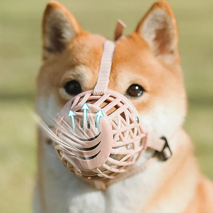 Shiba Inu équipé d’une muselière pour chien rose avec ventilation en plein air.